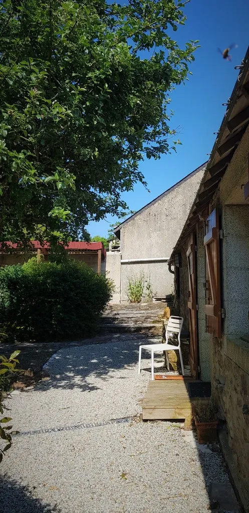 accès au cabinet par l'arrière de la maison