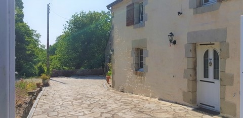 entrée par le portail chez Fabrice Corazza magnétiseur Locunolé